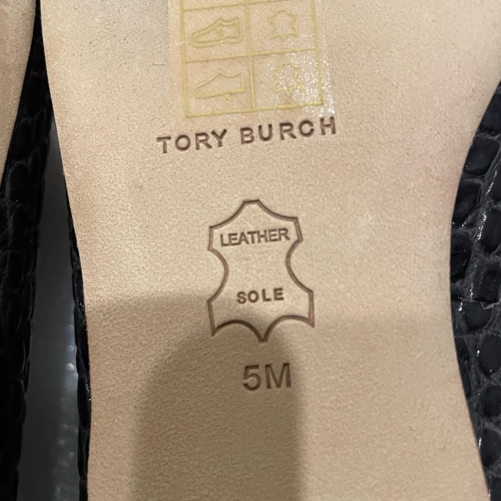 Tory Burch RUBY CHAIN LOAFER - Slip-ons Grey Croc -Sz 5  MSRP $328 - Picture 15 of 16